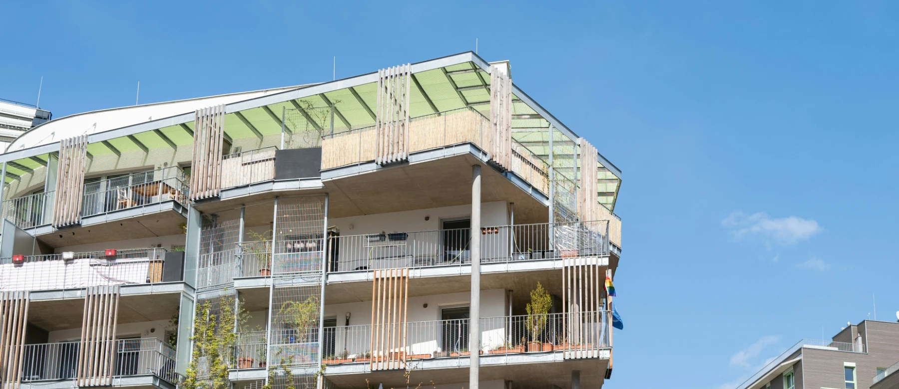 Tall residential building with balconies and balconies on top of it in Vienna. Credit: Dominik Ferl.